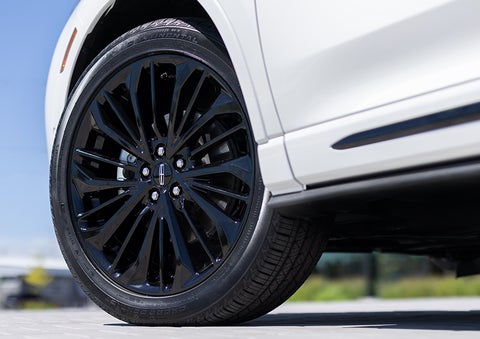 The stylish blacked-out 20-inch wheels from the available Jet Appearance Package are shown. | Spitzer Lincoln DuBois in Du Bois PA