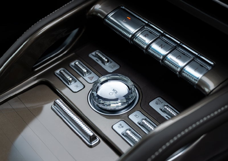 A crystal-inspired volume knob is shown in the center floor console of a 2025 Lincoln Nautilus® SUV. | Spitzer Lincoln DuBois in Du Bois PA