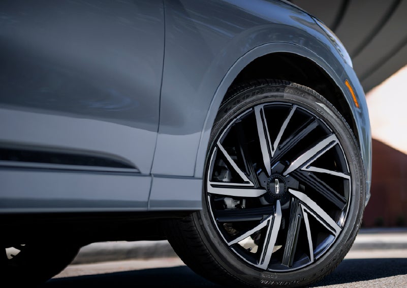The wheel of the 2027 Lincoln Aviator® Black Label™ SUV is shown slightly angled out. | Spitzer Lincoln DuBois in Du Bois PA